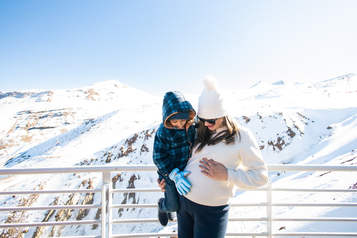 Ensaio de gestante com filhos na neve