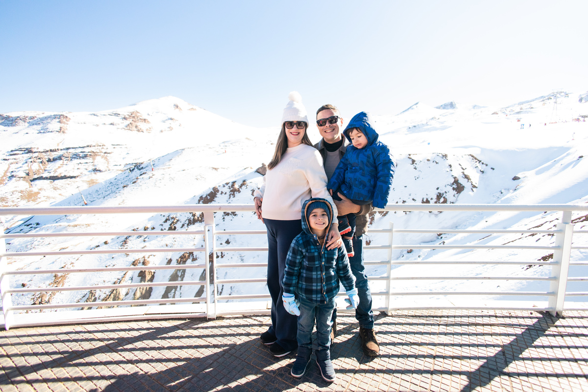 Ensaio de família com crianças na neve