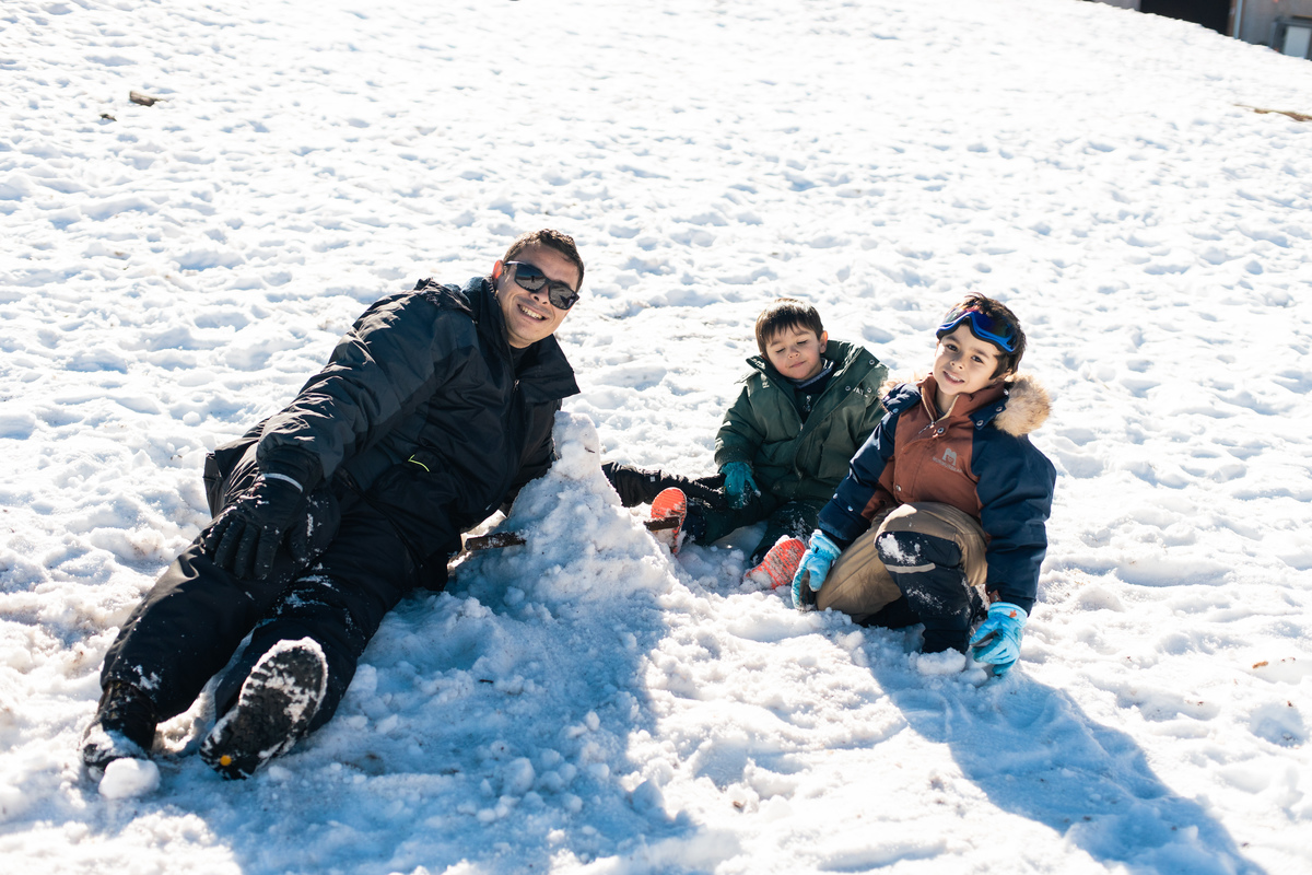 Família brincando na neve em Valle Nevado