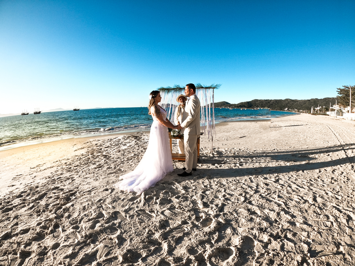 fotografia de casamento, foto de casamento, casamento na praia, casamento em Florianópolis, casamento 2020, vestido de noiva, dia da noiva, penteado da noiva, casamento do ano