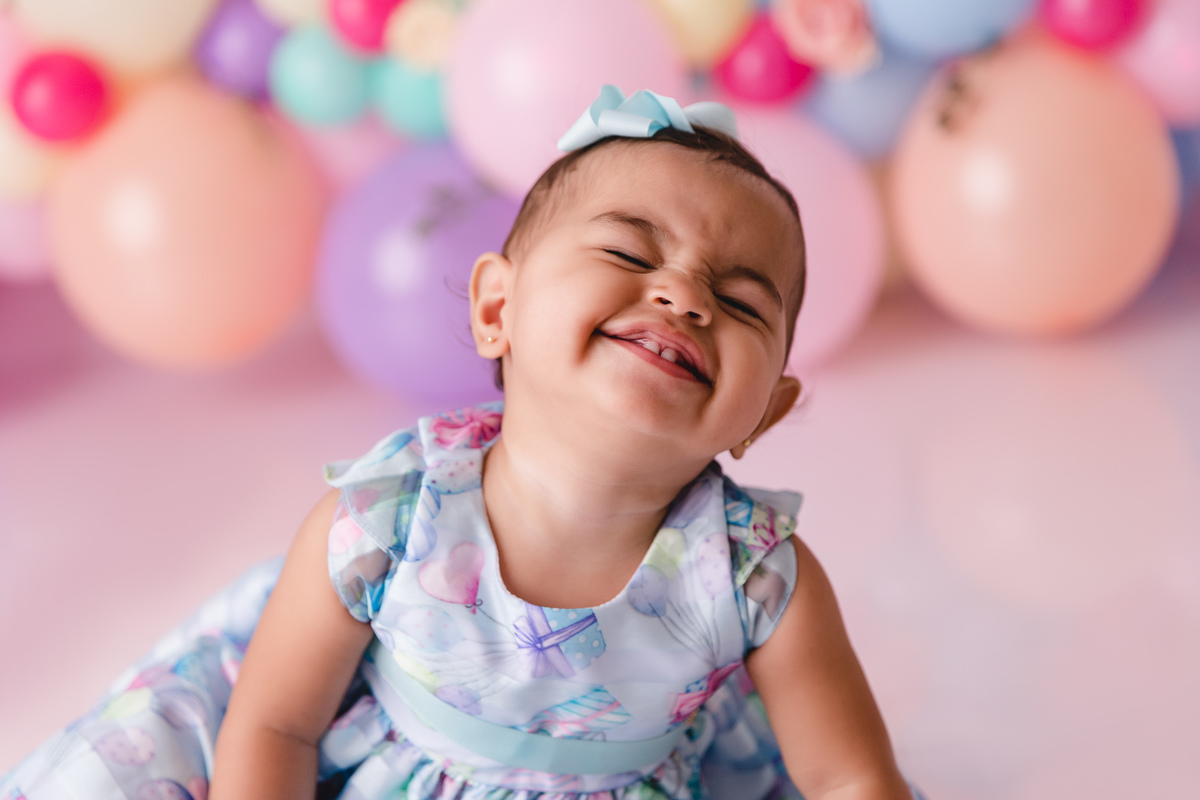 ensaio smash the cake jardim encantado bebe infantil primeiro aninho cadeirinha balões coloridos flores sorrindo