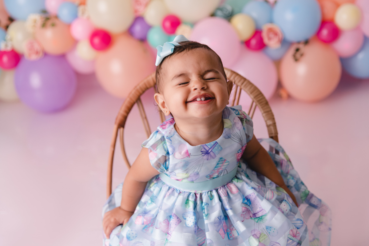 ensaio smash the cake jardim encantado bebe infantil primeiro aninho cadeirinha balões coloridos flores sorrindo