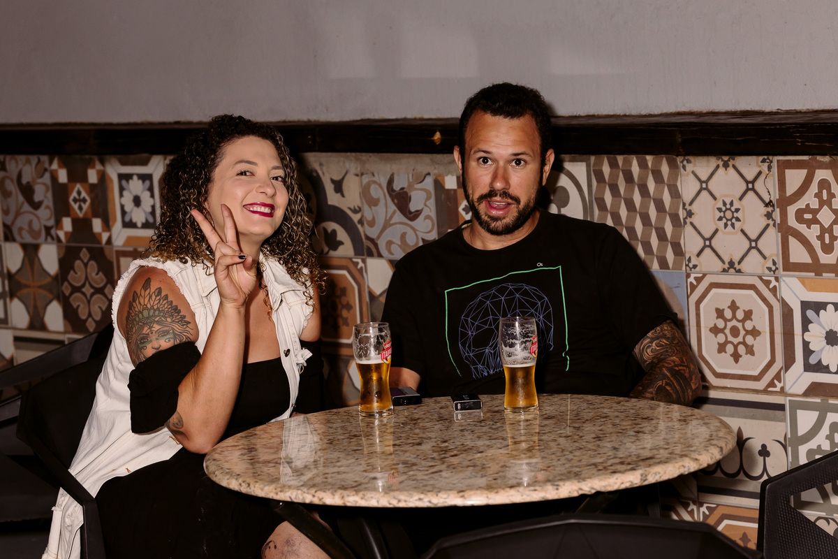 evento. stone garden pub bom despacho foto amigos renata bridges photo melhor fotógrafa irlandês irlanda flash escuro roupa preta casal amigos 