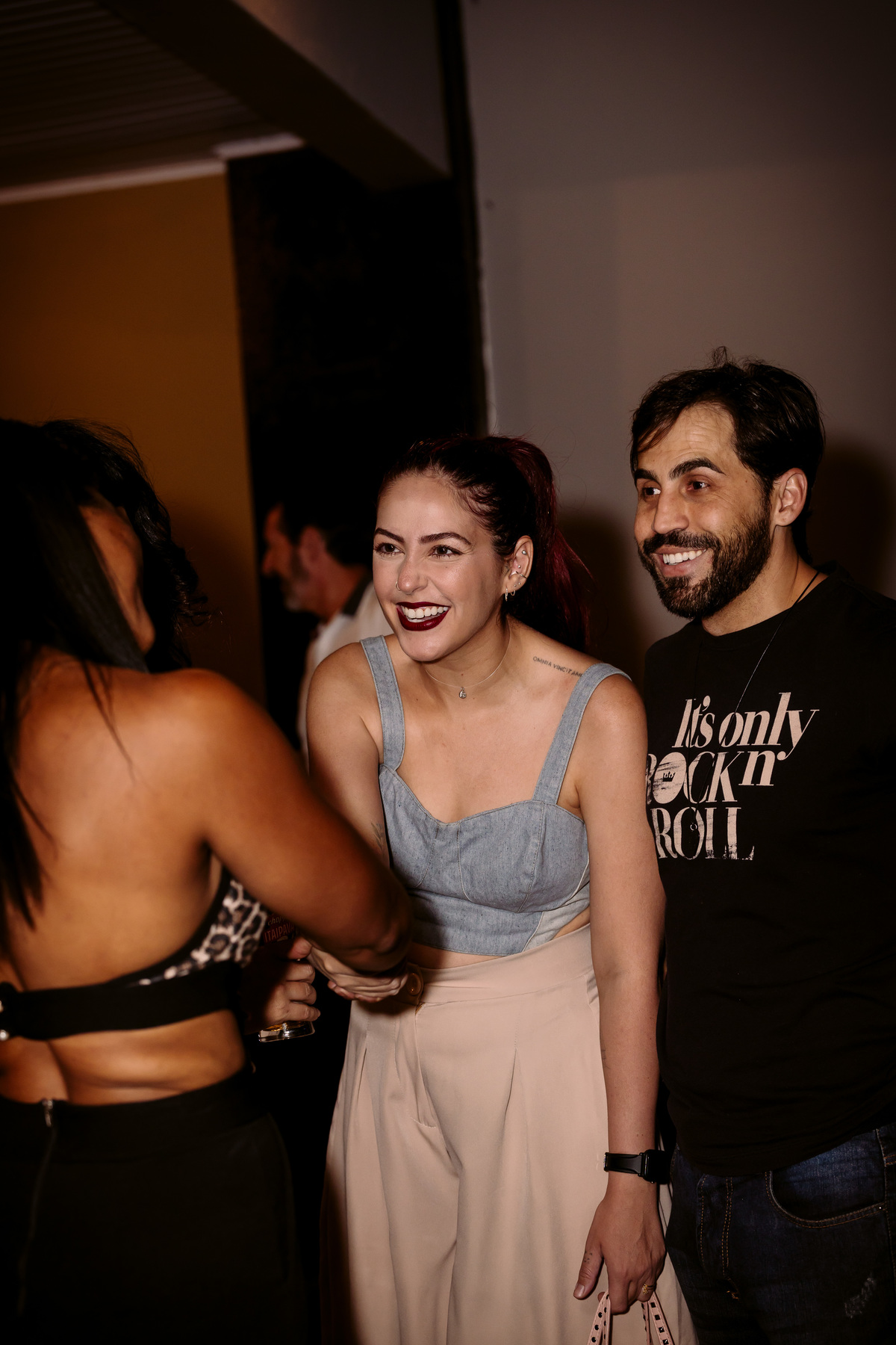 evento. stone garden pub bom despacho foto amigos renata bridges photo melhor fotógrafa irlandês irlanda flash escuro roupa preta casal amigos 