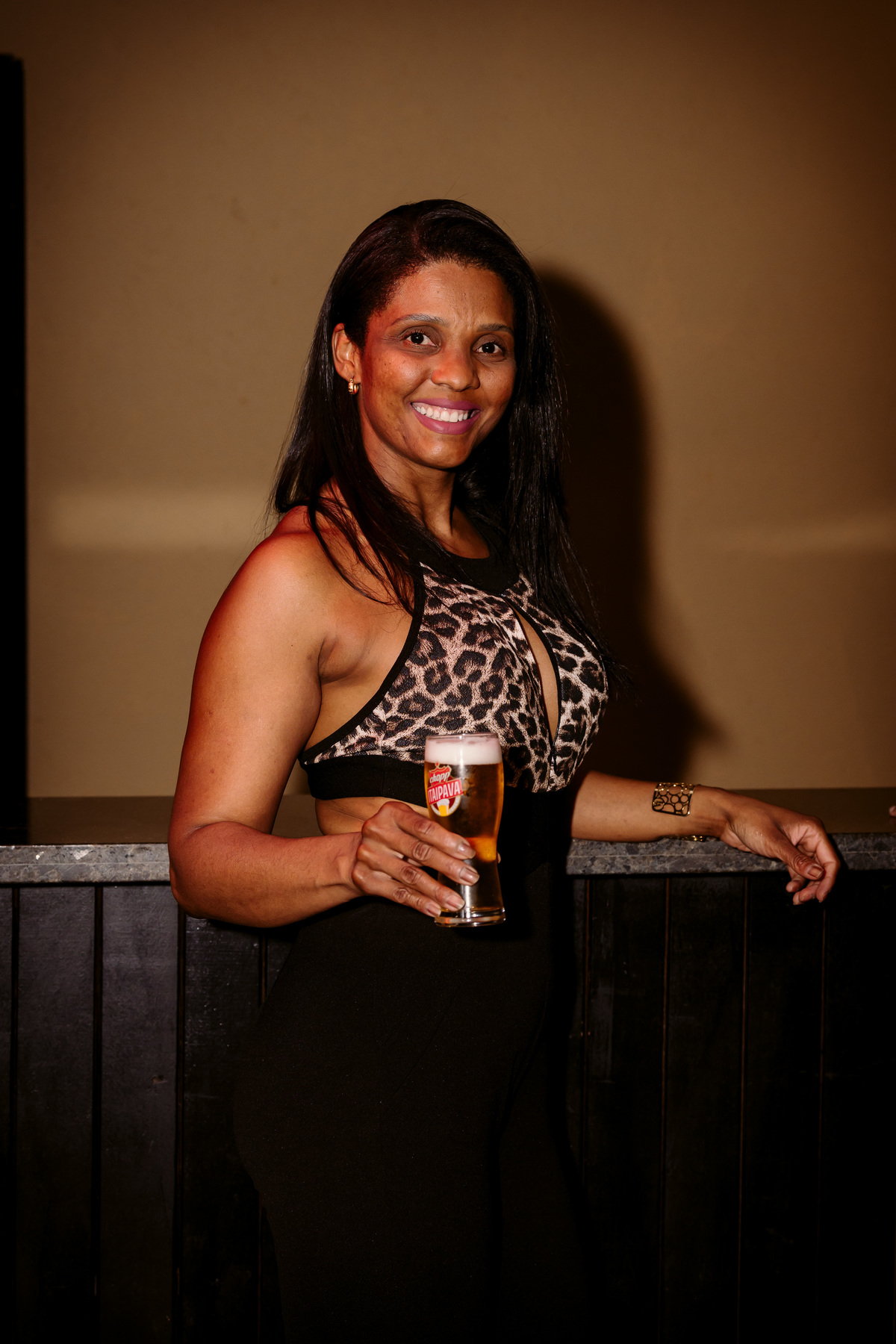 evento. stone garden pub bom despacho foto amigos renata bridges photo melhor fotógrafa irlandês irlanda flash escuro roupa preta casal amigos 