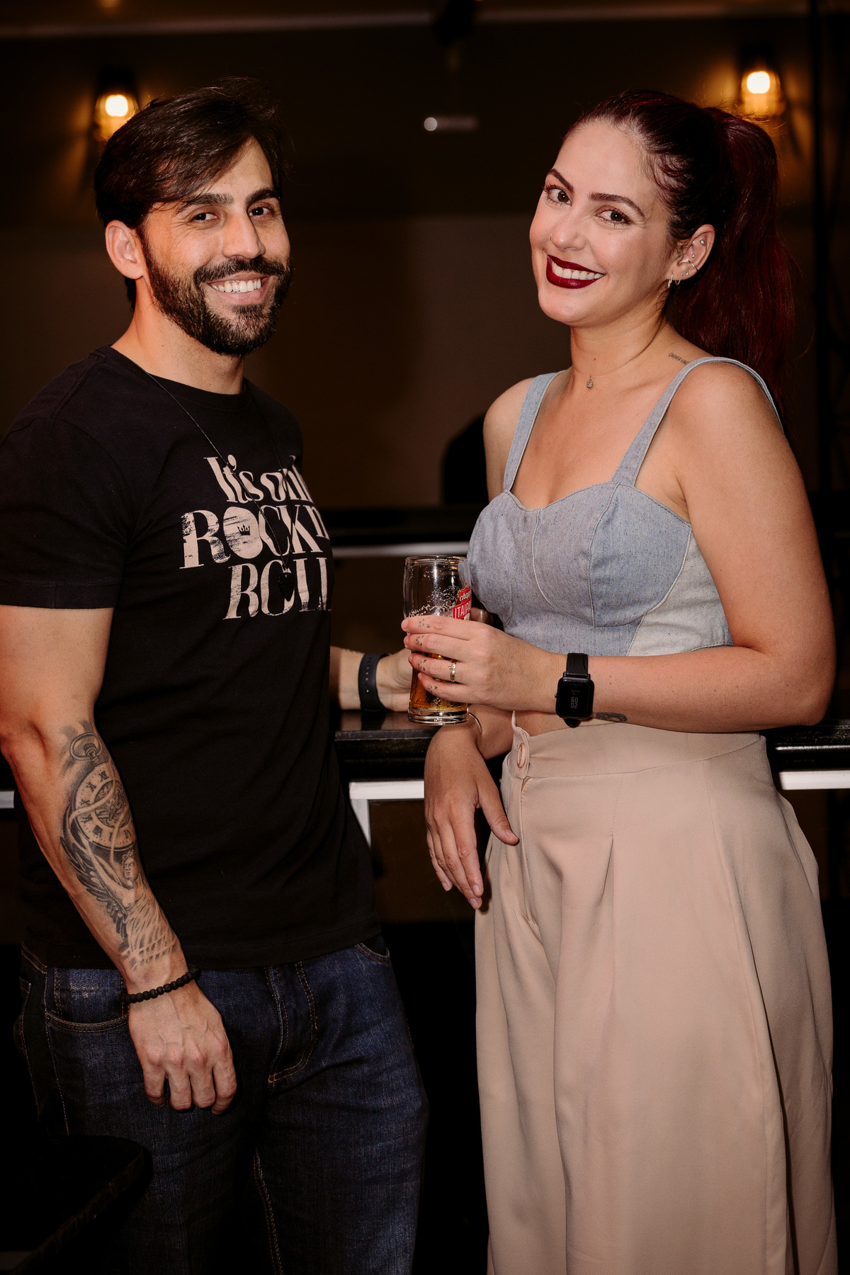 evento. stone garden pub bom despacho foto amigos renata bridges photo melhor fotógrafa irlandês irlanda flash escuro roupa preta casal amigos 