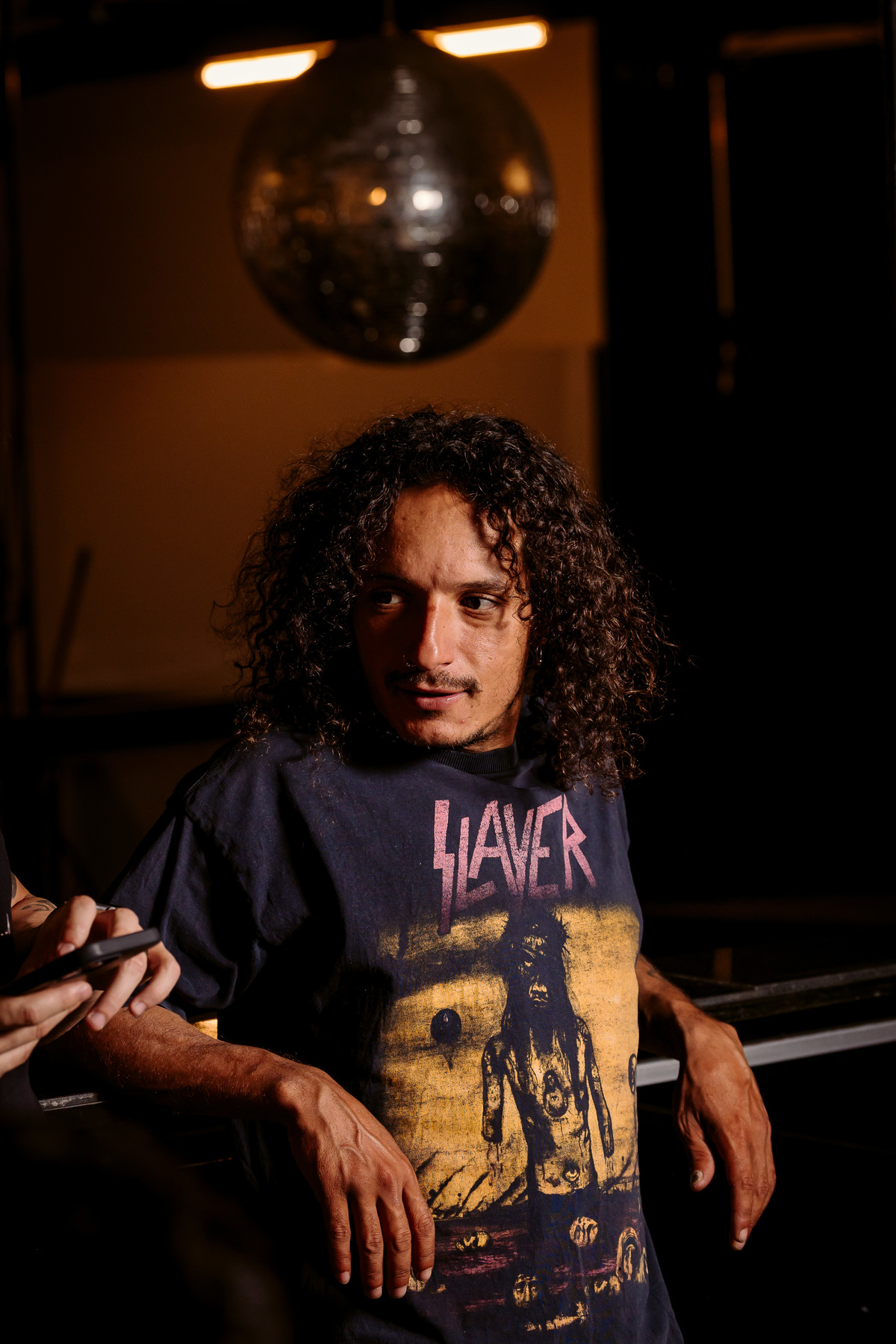 evento. stone garden pub bom despacho foto amigos renata bridges photo melhor fotógrafa irlandês irlanda flash escuro roupa preta casal amigos 