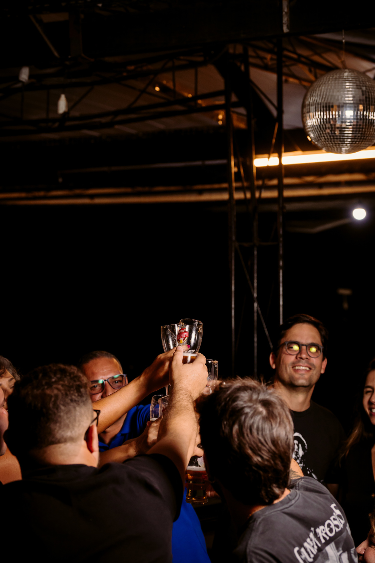 evento. stone garden pub bom despacho foto amigos renata bridges photo melhor fotógrafa irlandês irlanda flash escuro roupa preta casal amigos 