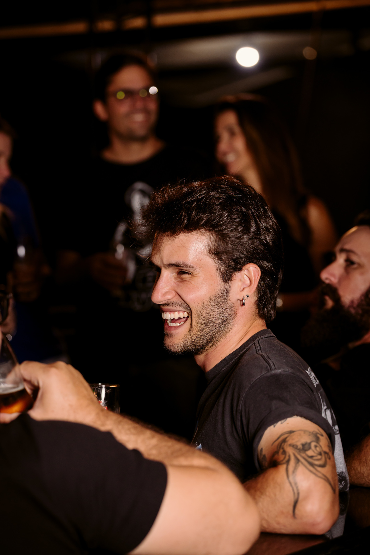 evento. stone garden pub bom despacho foto amigos renata bridges photo melhor fotógrafa irlandês irlanda flash escuro roupa preta casal amigos 