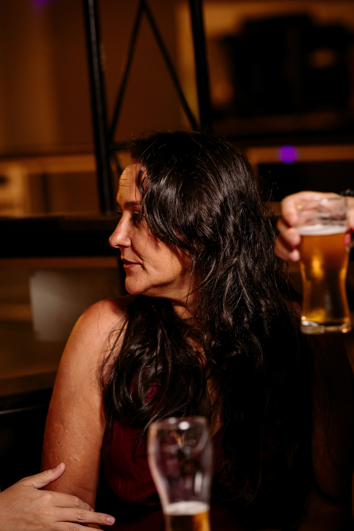 evento. stone garden pub bom despacho foto amigos renata bridges photo melhor fotógrafa irlandês irlanda flash escuro roupa preta casal amigos 