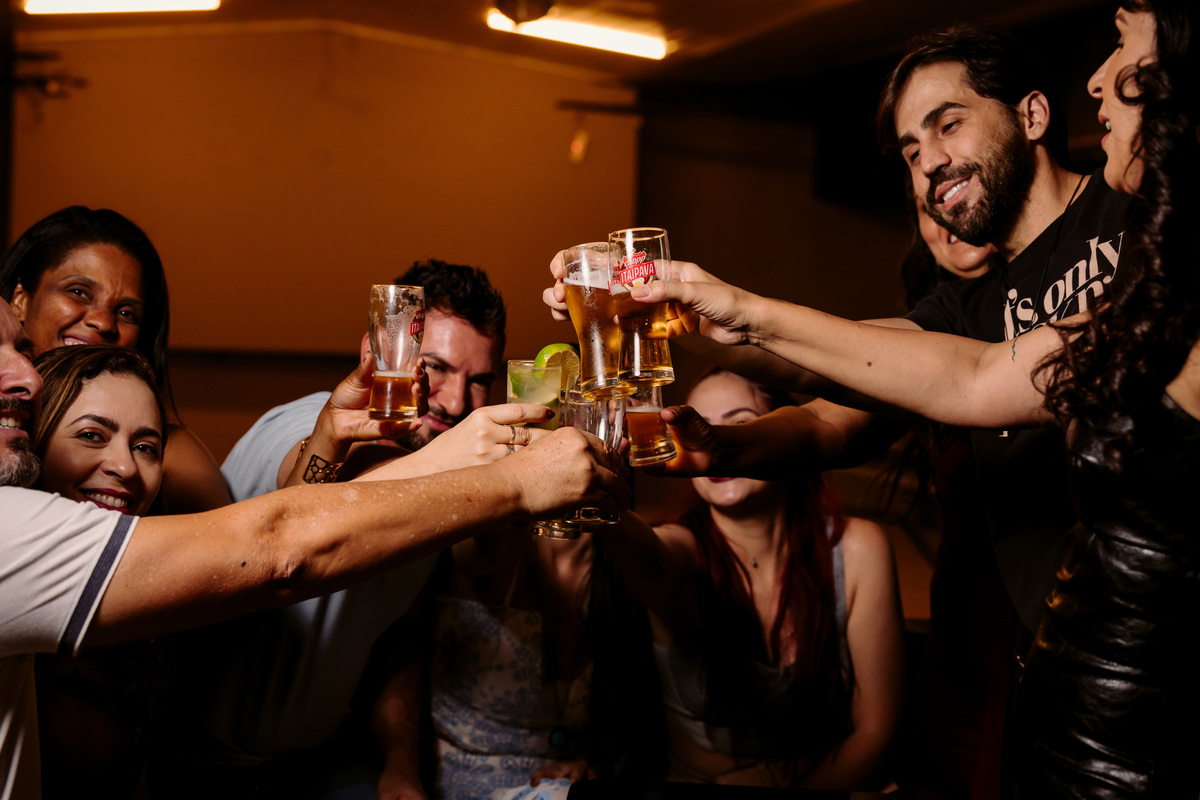 evento. stone garden pub bom despacho foto amigos renata bridges photo melhor fotógrafa irlandês irlanda flash escuro roupa preta casal amigos 