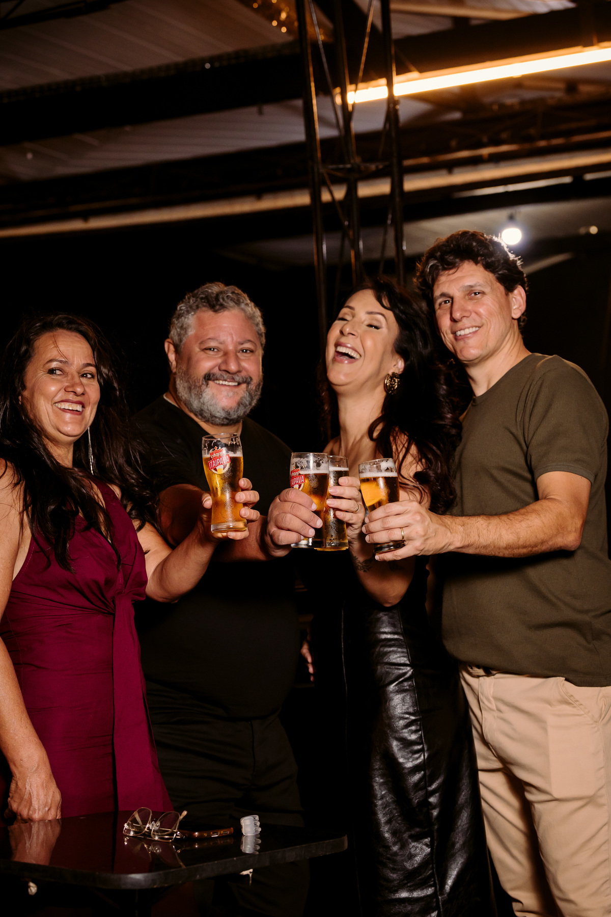 evento. stone garden pub bom despacho foto amigos renata bridges photo melhor fotógrafa irlandês irlanda flash escuro roupa preta casal amigos 