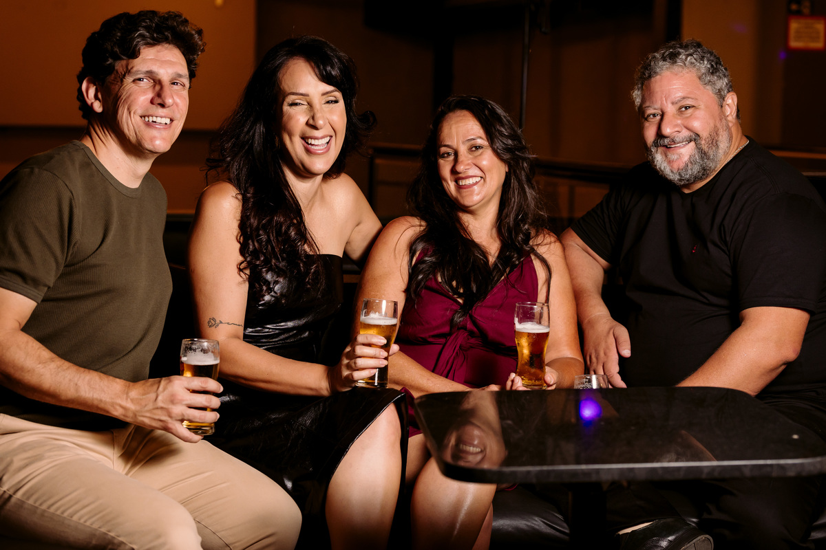 evento. stone garden pub bom despacho foto amigos renata bridges photo melhor fotógrafa irlandês irlanda flash escuro roupa preta casal amigos 