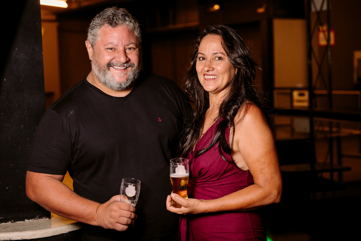 evento. stone garden pub bom despacho foto amigos renata bridges photo melhor fotógrafa irlandês irlanda flash escuro roupa preta casal amigos 