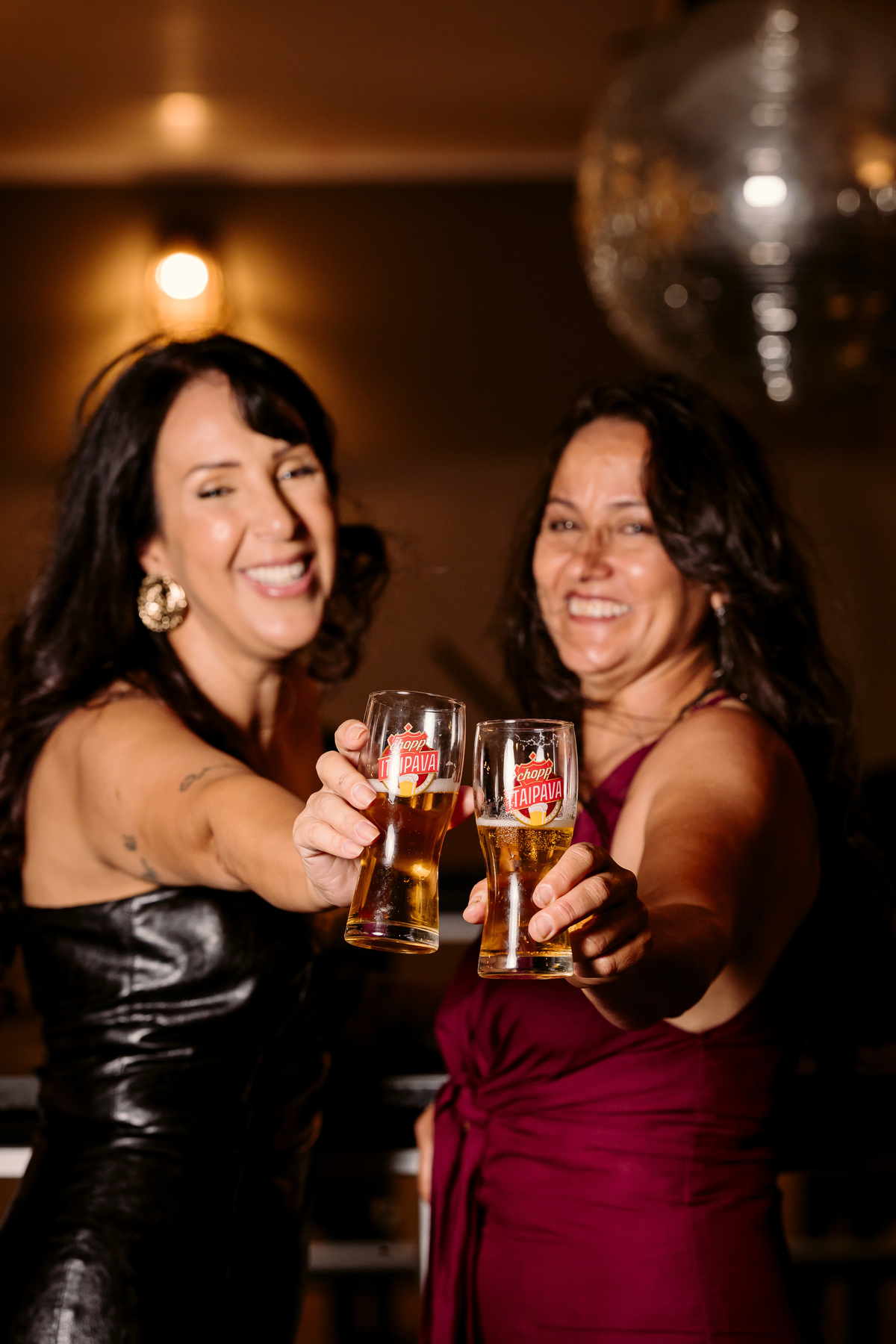 evento. stone garden pub bom despacho foto amigos renata bridges photo melhor fotógrafa irlandês irlanda flash escuro roupa preta casal amigos 