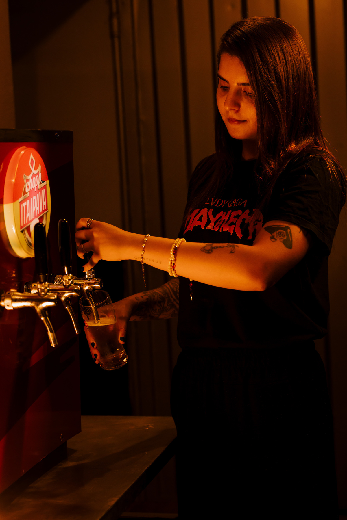 evento. stone garden pub bom despacho foto amigos renata bridges photo melhor fotógrafa irlandês irlanda flash escuro roupa preta casal amigos 