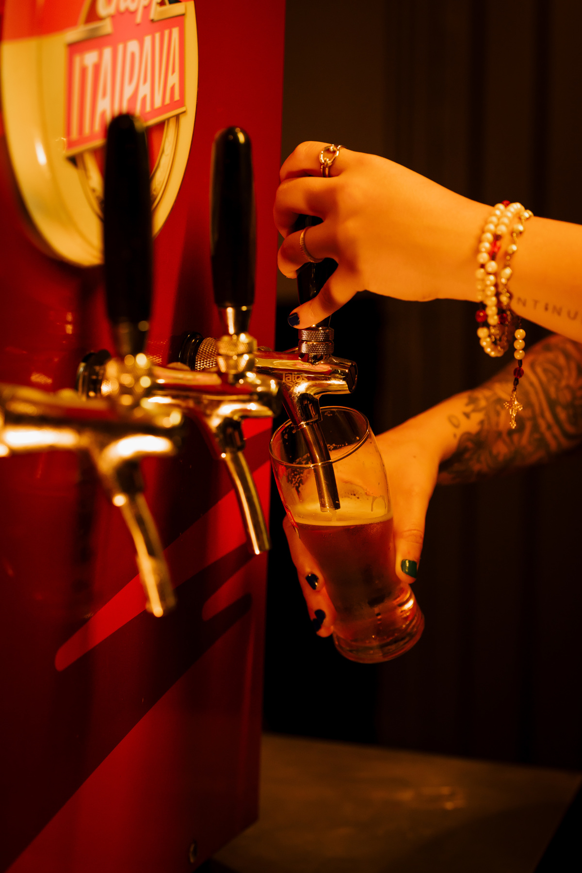 evento. stone garden pub bom despacho foto amigos renata bridges photo melhor fotógrafa irlandês irlanda flash escuro roupa preta casal amigos 