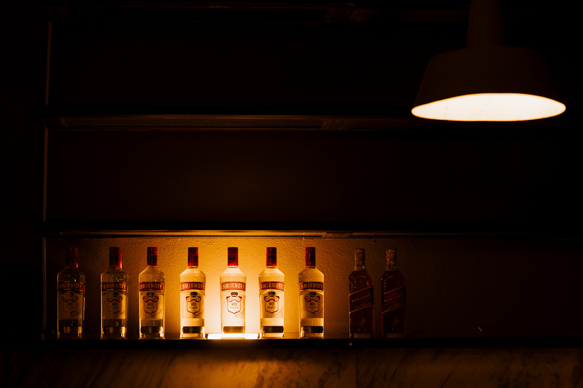 evento. stone garden pub bom despacho foto amigos renata bridges photo melhor fotógrafa irlandês irlanda flash escuro roupa preta casal amigos 