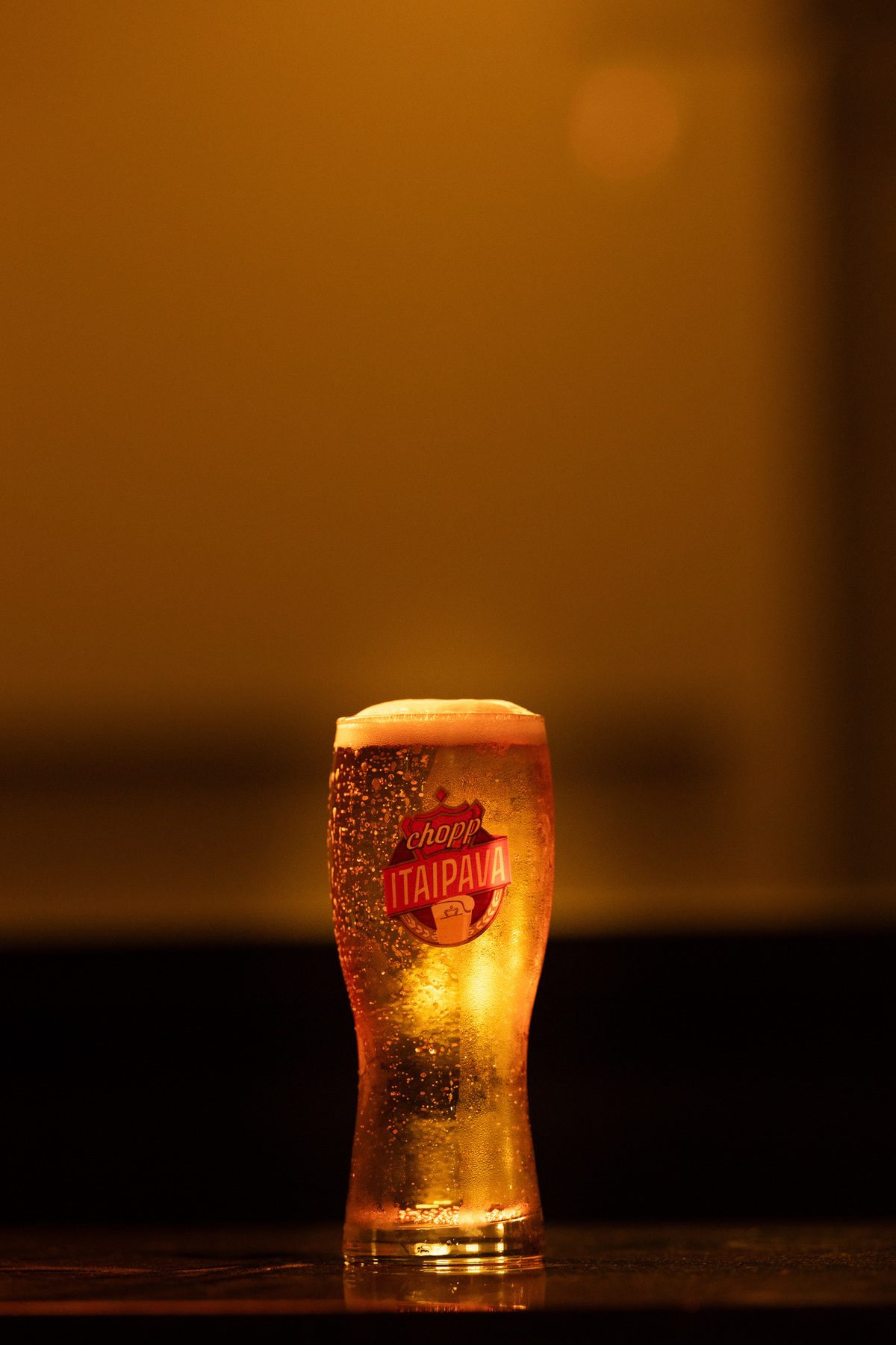 evento. stone garden pub bom despacho foto amigos renata bridges photo melhor fotógrafa irlandês irlanda flash escuro roupa preta casal amigos 