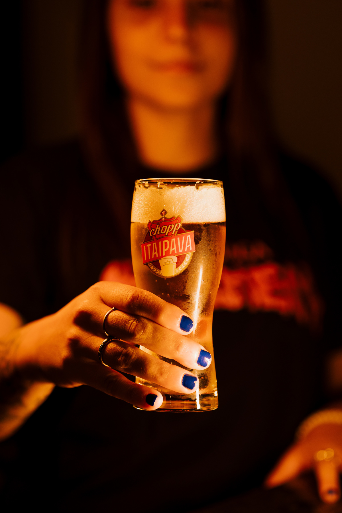 evento. stone garden pub bom despacho foto amigos renata bridges photo melhor fotógrafa irlandês irlanda flash escuro roupa preta casal amigos 