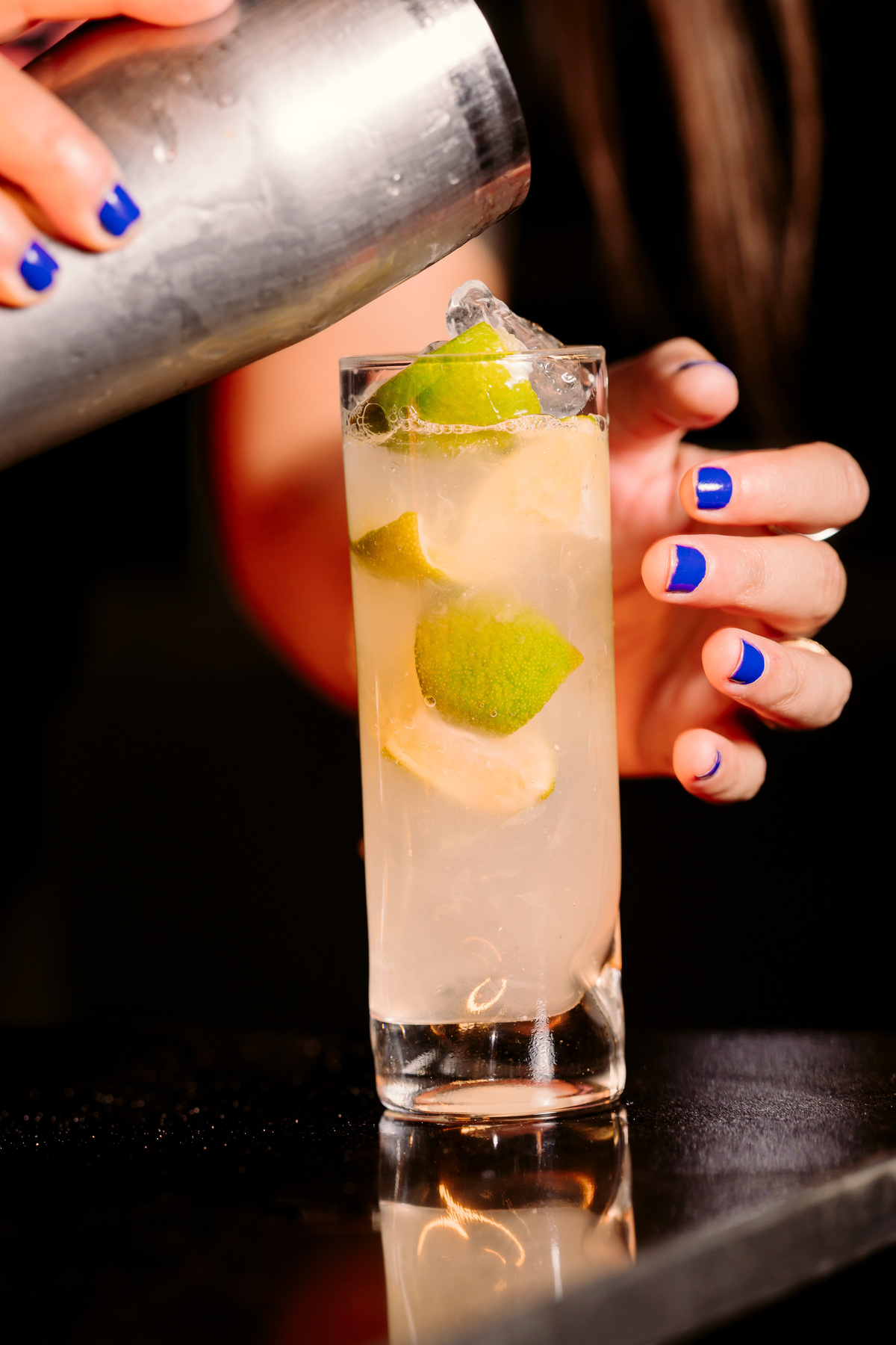 evento. stone garden pub bom despacho foto amigos renata bridges photo melhor fotógrafa irlandês irlanda flash escuro roupa preta casal amigos 