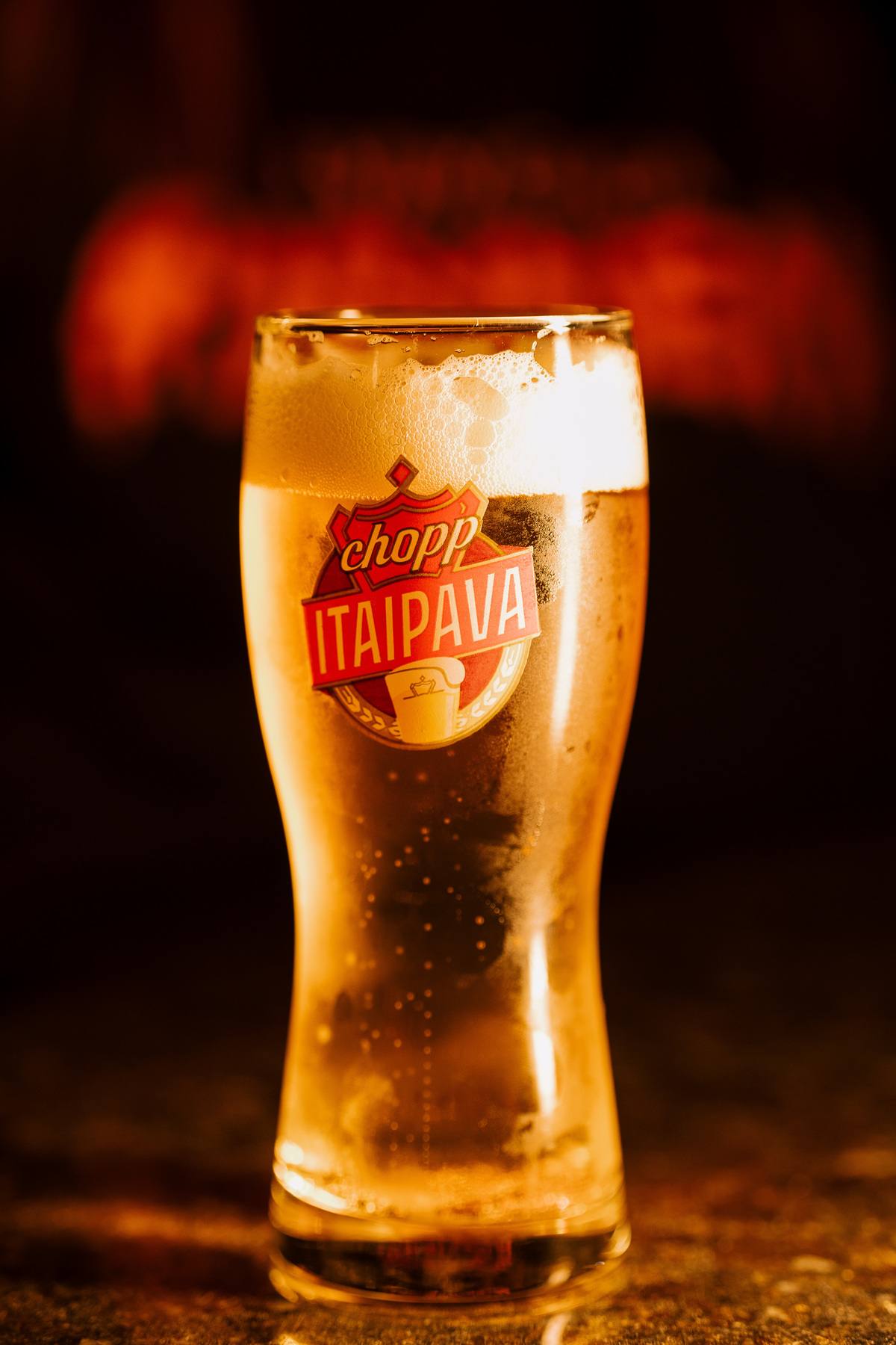 evento. stone garden pub bom despacho foto amigos renata bridges photo melhor fotógrafa irlandês irlanda flash escuro roupa preta casal amigos 