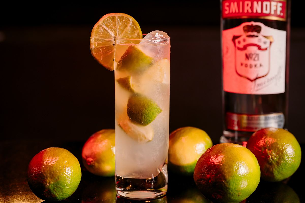 evento. stone garden pub bom despacho foto amigos renata bridges photo melhor fotógrafa irlandês irlanda flash escuro roupa preta casal amigos 