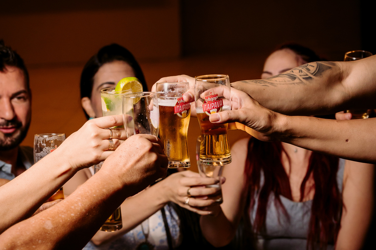 evento. stone garden pub bom despacho foto amigos renata bridges photo melhor fotógrafa irlandês irlanda flash escuro roupa preta casal amigos 