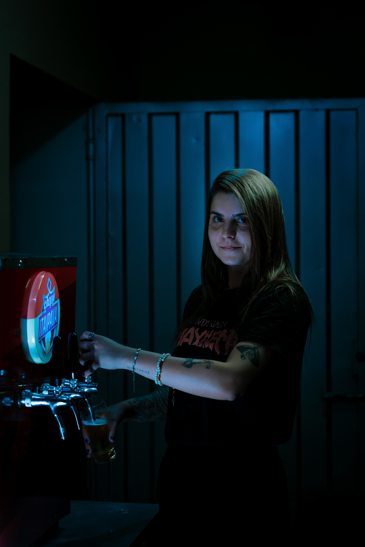 evento. stone garden pub bom despacho foto amigos renata bridges photo melhor fotógrafa irlandês irlanda flash escuro roupa preta casal amigos 