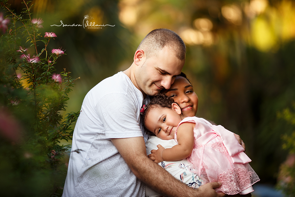 ensaio familia abraço coletivo e a bebê deitada no ombro da mamãe