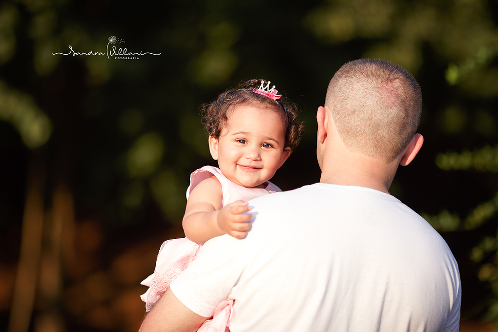 ensaio familia, pai segurando a filha que sorri