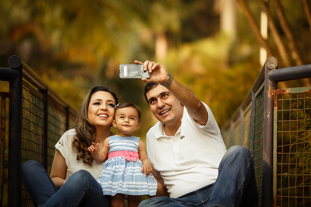 Ensaio familia com papai e mamae tirando selfie