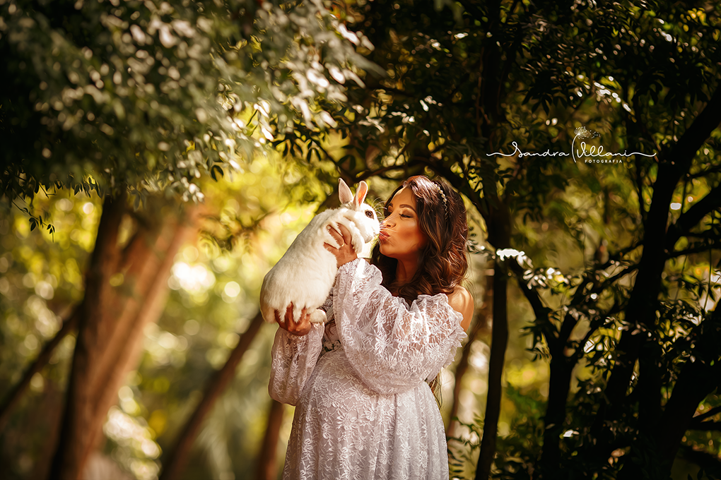 ensaio gestante com participação de um coelho chamado Bilu