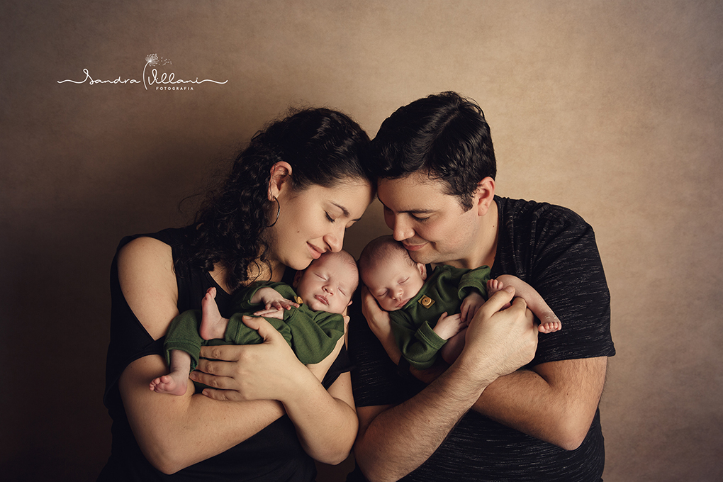 ensaio newborn gêmeos realizado no ABC SP com os pais