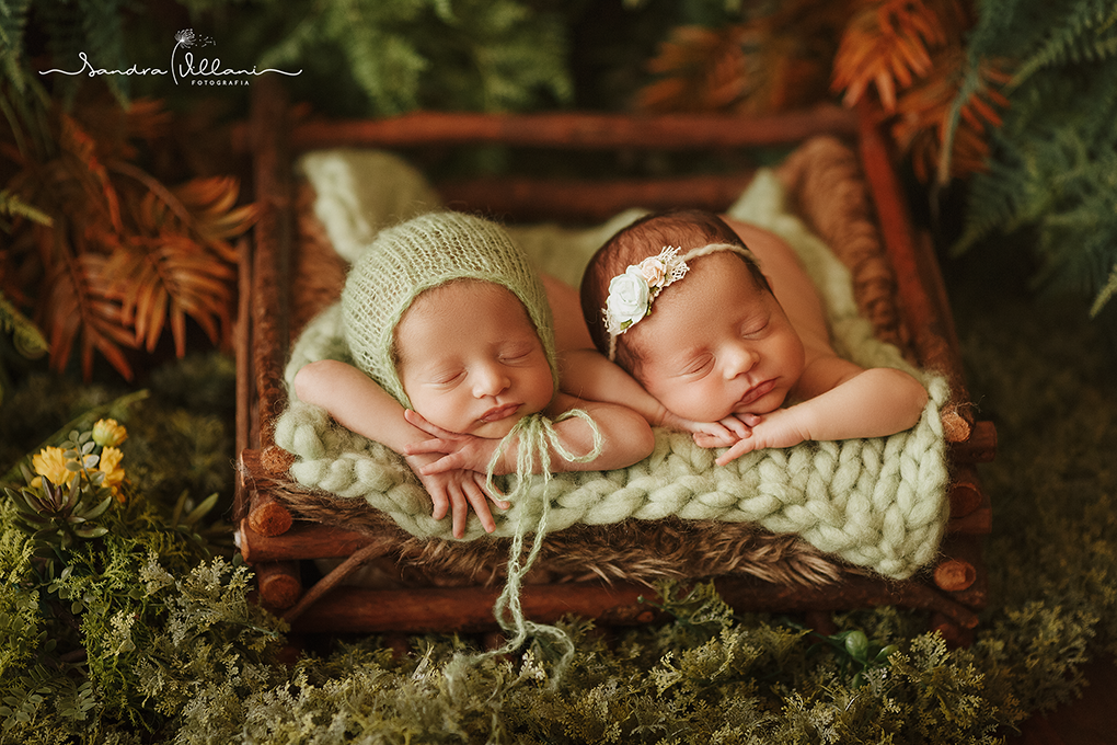 Ensaio Newborn do casal de gêmeos, estão no jardim, ele de touquinha e ela de tiarinha