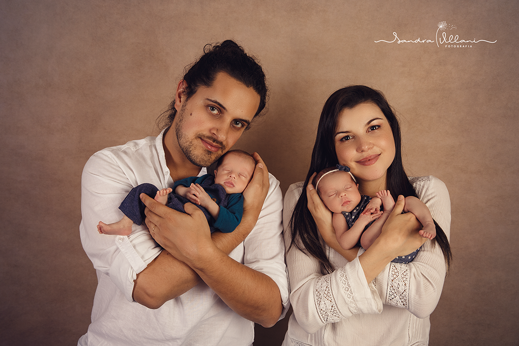 Ensaio Newborn do casal de gêmeos, estão com os pais