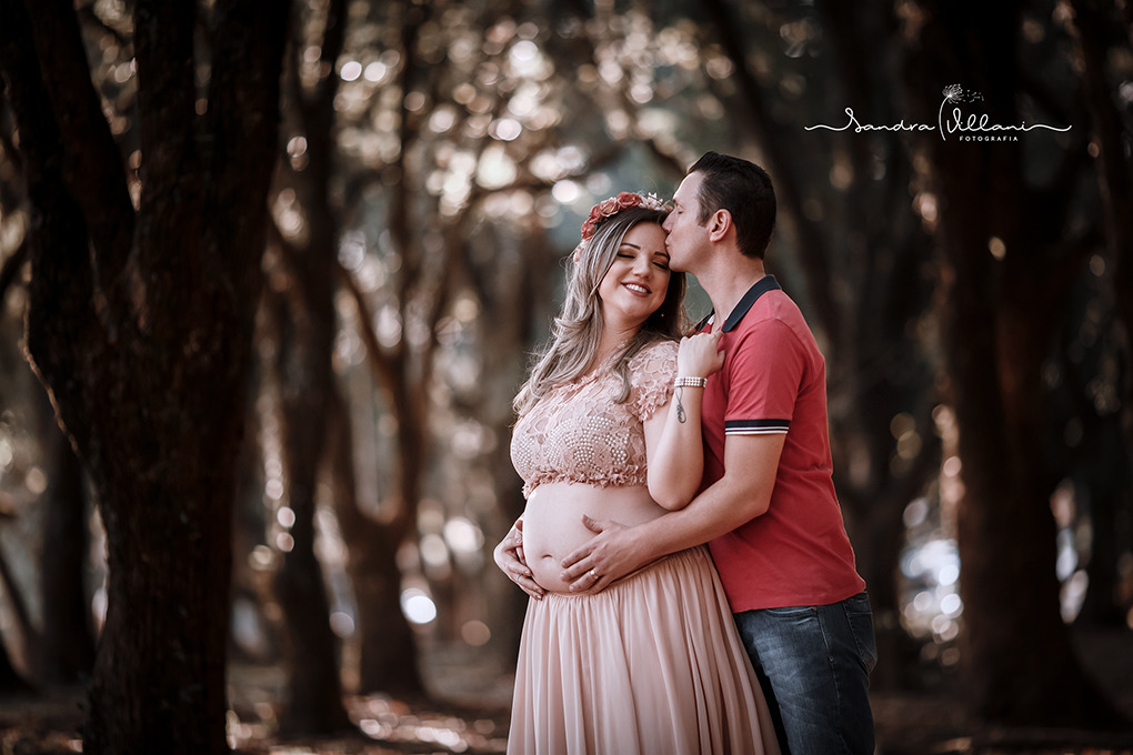 ensaio book gestante realizado em São Caetano do Sul SP gravidinha está ganhando um beijo na testa do papai