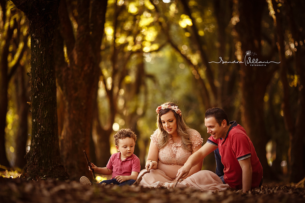ensaio book gestante realizado em São Caetano do Sul SP - estão brincando com gravetos do parque