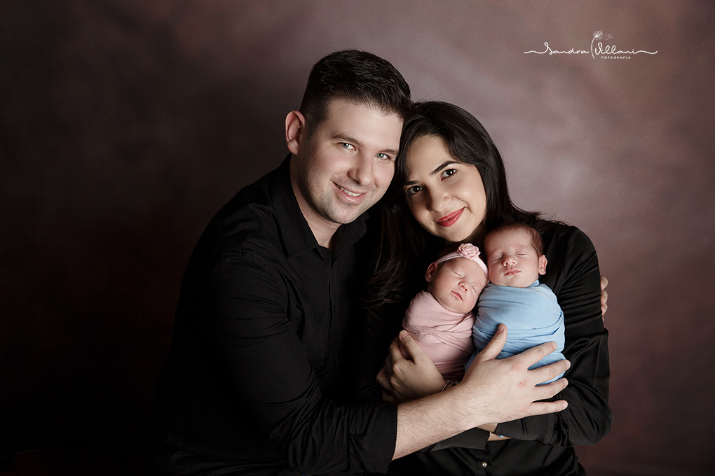 Ensaio newborn de casal de  gêmeos com os pais