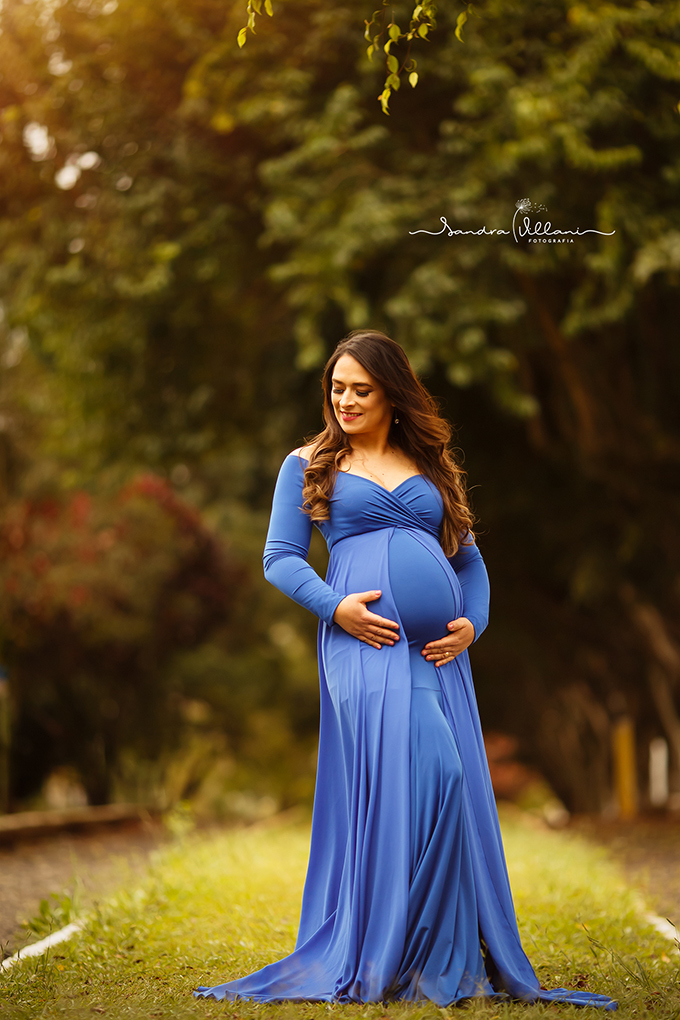 Fotografia de gestante grávida com aproximadamente 32 semanas em área externa em São Caetano do sul São Paulo