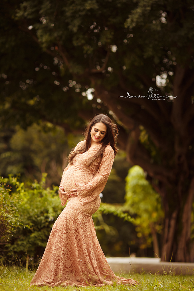 Ensaio de grávida com figurino em São Caetano do sul São Paulo a mamãe está segurando a barriga