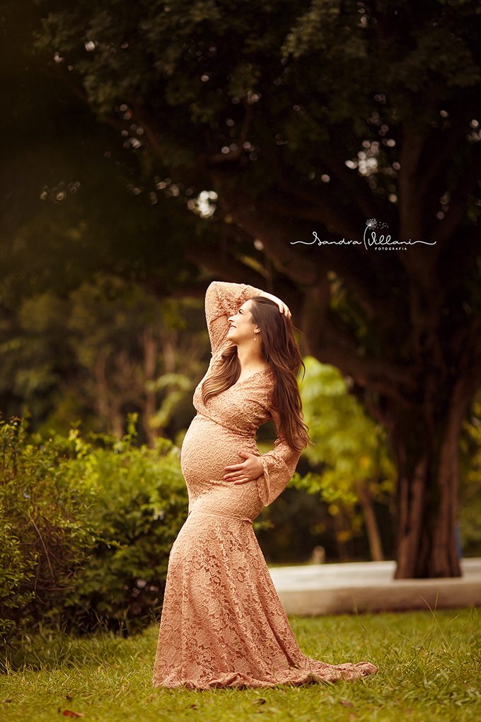 Ensaio de grávida com figurino em São Caetano do sul São Paulo a mamãe está segurando a barriga Com as mãos no cabelo