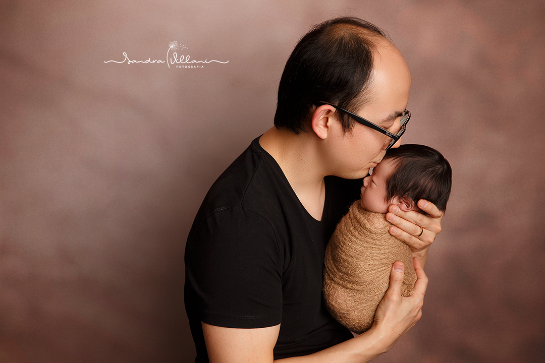 Ensaio newborn realizado em São Caetano do Sul - ABC - SP com o papai