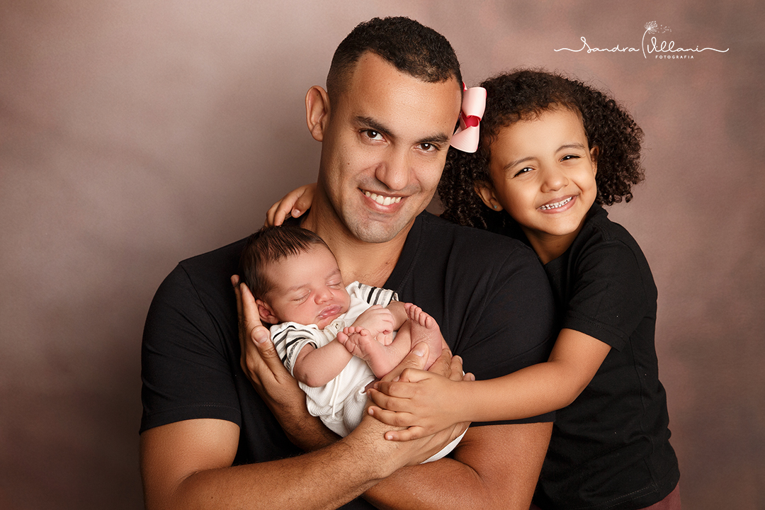 ensaio newborn ou recém nascido realizado em São Caetano do Sul - ABC - SP com o pai e irmã