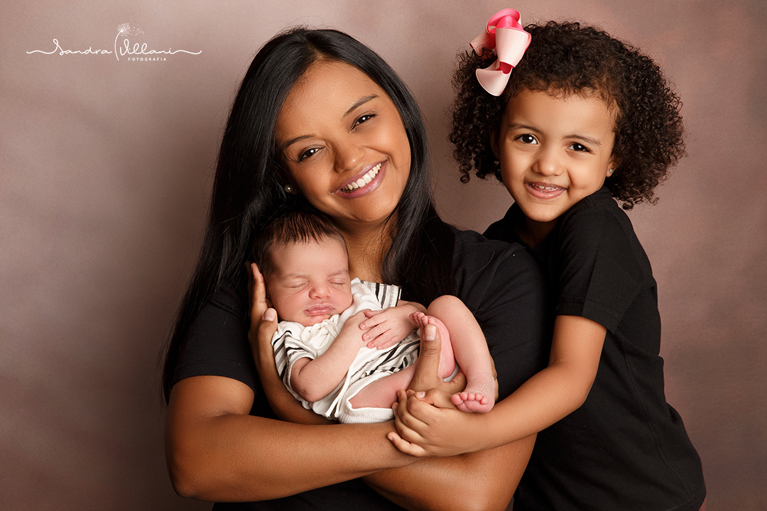 ensaio newborn ou recém nascido realizado em São Caetano do Sul - ABC - SP com a mãe e irmã
