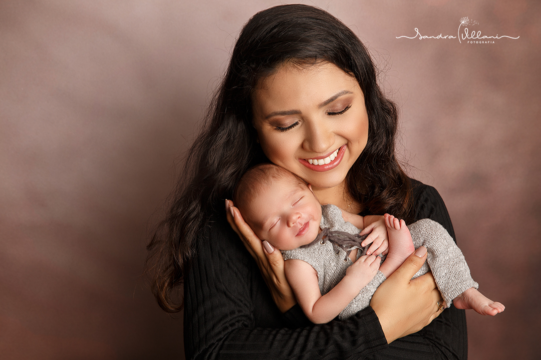 ensaio newborn ou recem nascido realizadp no ABC - São Caetano do Sul - São Paulo com a mãe