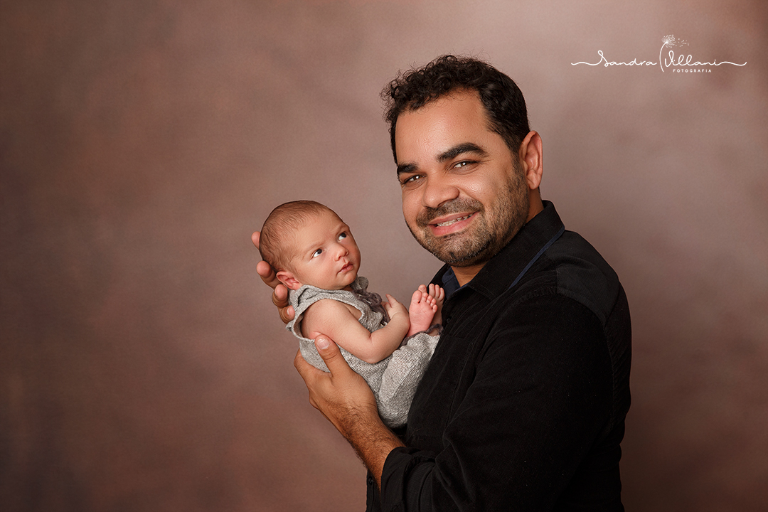 ensaio newborn ou recem nascido realizadp no ABC - São Caetano do Sul - São Paulo com o pai