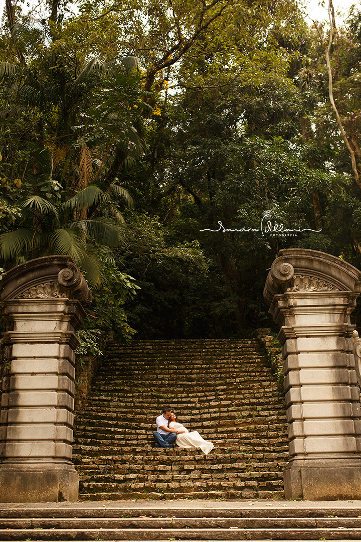 ensaio gestante realizado no Jardim Botânico de São Paulo nas escadas