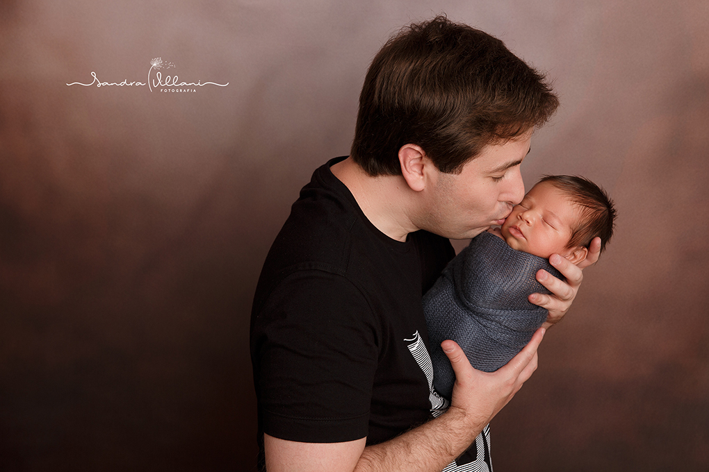 ensaio newborn ou recém nascido realizado em São Caetano do Sul - SP com o pai