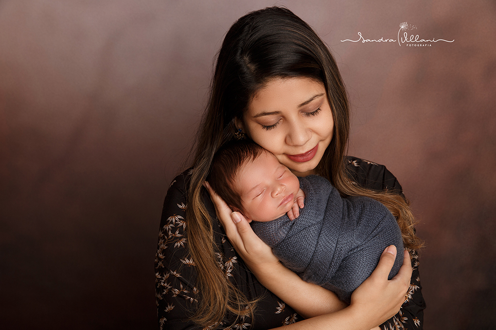 ensaio newborn ou recém nascido realizado em São Caetano do Sul - SP com a mãe